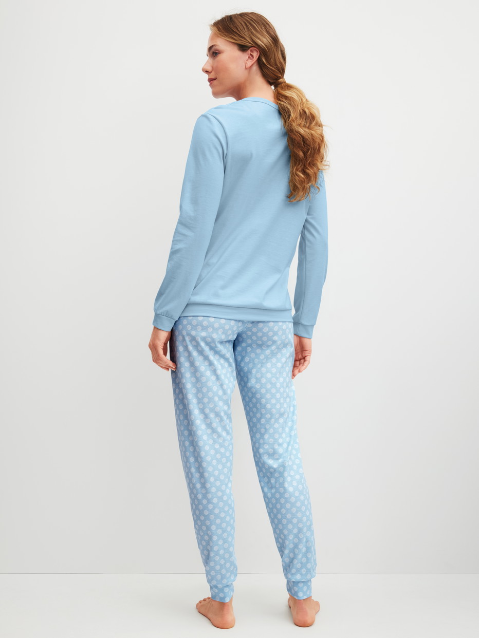 Damen-Model trägt Bündchen-Pyjama aus 100% Baumwolle in Blau, Gemustert aus Serie Lovely Nights von CALIDA, Rückansicht