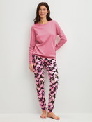 Damen-Model trägt Bündchen-Pyjama aus 100% Baumwolle in Rosa, Floral aus Serie Autumn Dreams von CALIDA, Vorderansicht