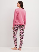 Damen-Model trägt Bündchen-Pyjama aus 100% Baumwolle in Rosa, Floral aus Serie Autumn Dreams von CALIDA, Rückansicht