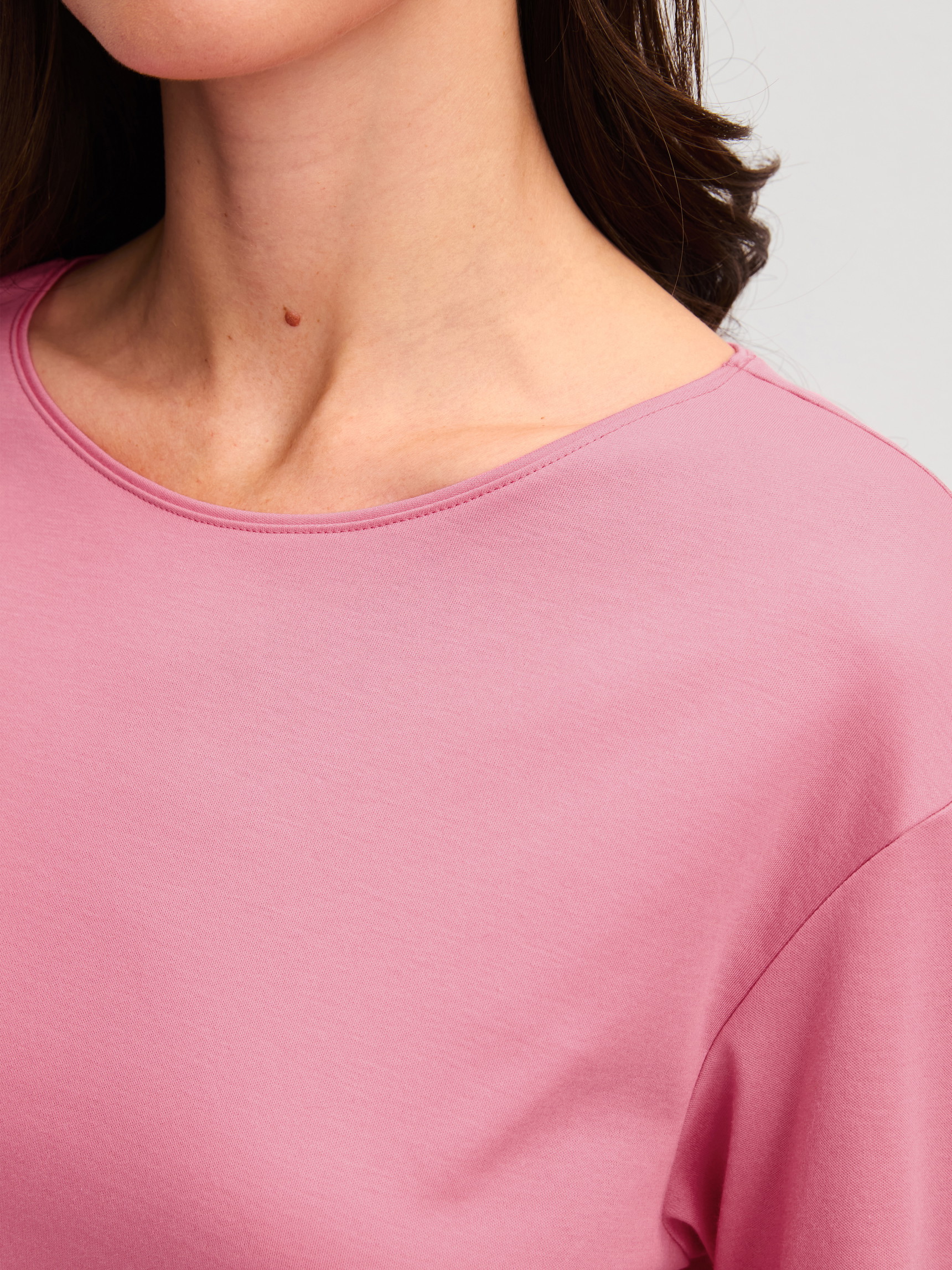 La modella / Il modello Donna indossa Pigiama con polsini in 100% cotone di colore Rosa, Floreale, della serie Autumn Dreams di CALIDA, Dettaglio