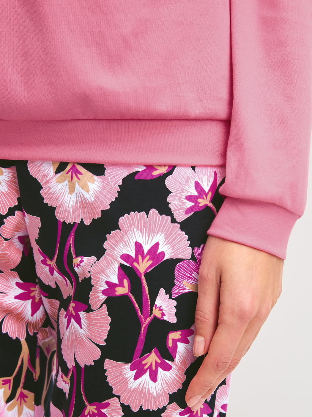 Damen-Model trägt Bündchen-Pyjama aus 100% Baumwolle in Rosa, Floral aus Serie Autumn Dreams von CALIDA, Detail
