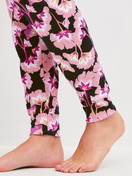 Damen-Model trägt Bündchen-Pyjama aus 100% Baumwolle in Rosa, Floral aus Serie Autumn Dreams von CALIDA, Detail