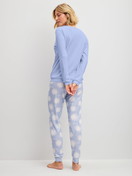 Damen-Model trägt Bündchen-Pyjama aus 100% Baumwolle in Blau, Gemustert aus Serie EDITION 85 von CALIDA, Rückansicht