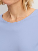 Damen-Model trägt Bündchen-Pyjama aus 100% Baumwolle in Blau, Gemustert aus Serie EDITION 85 von CALIDA, Detail