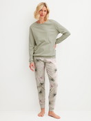Le mannequin Femme porte le/la Pyjama avec bords élastiques en 100% coton de couleur Vert, Floral, de la série Leaf Dreams de CALIDA, Vue de face