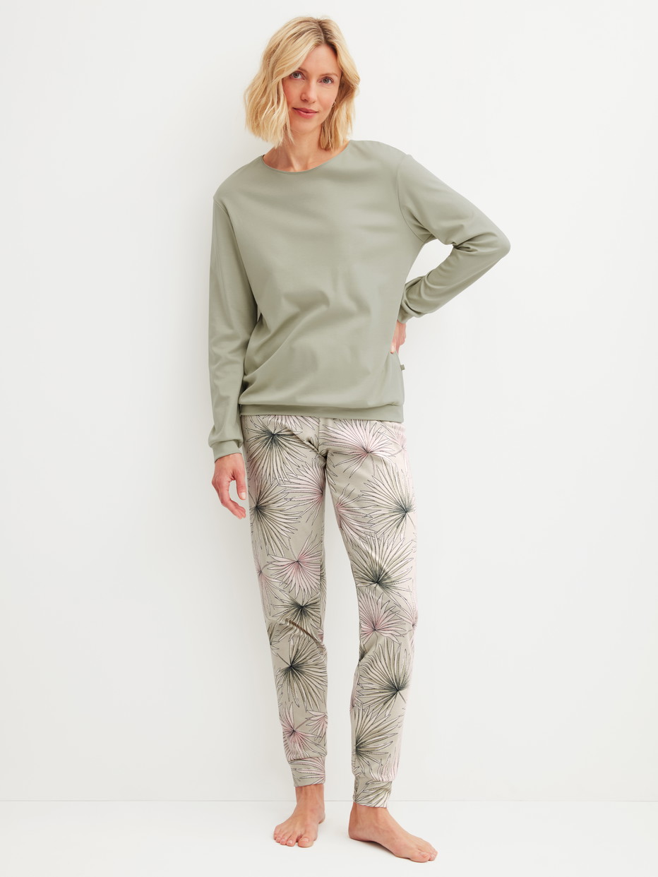 Damen-Model trägt Bündchen-Pyjama aus 100% Baumwolle in Grün, Floral aus Serie Leaf Dreams von CALIDA, Vorderansicht
