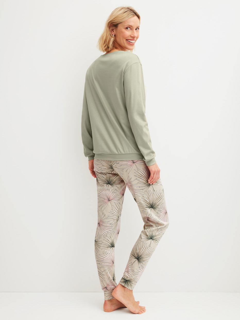 Damen-Model trägt Bündchen-Pyjama aus 100% Baumwolle in Grün, Floral aus Serie Leaf Dreams von CALIDA, Rückansicht