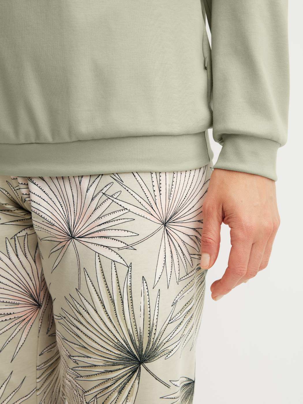 Le mannequin Femme porte le/la Pyjama avec bords élastiques en 100% coton de couleur Vert, Floral, de la série Leaf Dreams de CALIDA, Détail