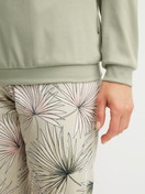 Le mannequin Femme porte le/la Pyjama avec bords élastiques en 100% coton de couleur Vert, Floral, de la série Leaf Dreams de CALIDA, Détail