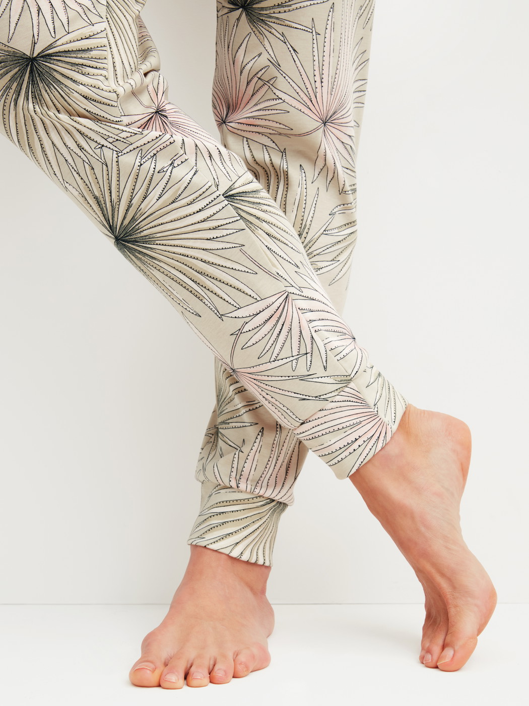 Le mannequin Femme porte le/la Pyjama avec bords élastiques en 100% coton de couleur Vert, Floral, de la série Leaf Dreams de CALIDA, Détail