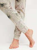 Le mannequin Femme porte le/la Pyjama avec bords élastiques en 100% coton de couleur Vert, Floral, de la série Leaf Dreams de CALIDA, Détail