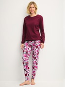 Damen-Model trägt Bündchen-Pyjama aus Swiss+Cotton in Rot, Floral aus Serie Season Special von CALIDA, Vorderansicht