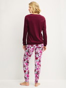 Damen-Model trägt Bündchen-Pyjama aus Swiss+Cotton in Rot, Floral aus Serie Season Special von CALIDA, Rückansicht