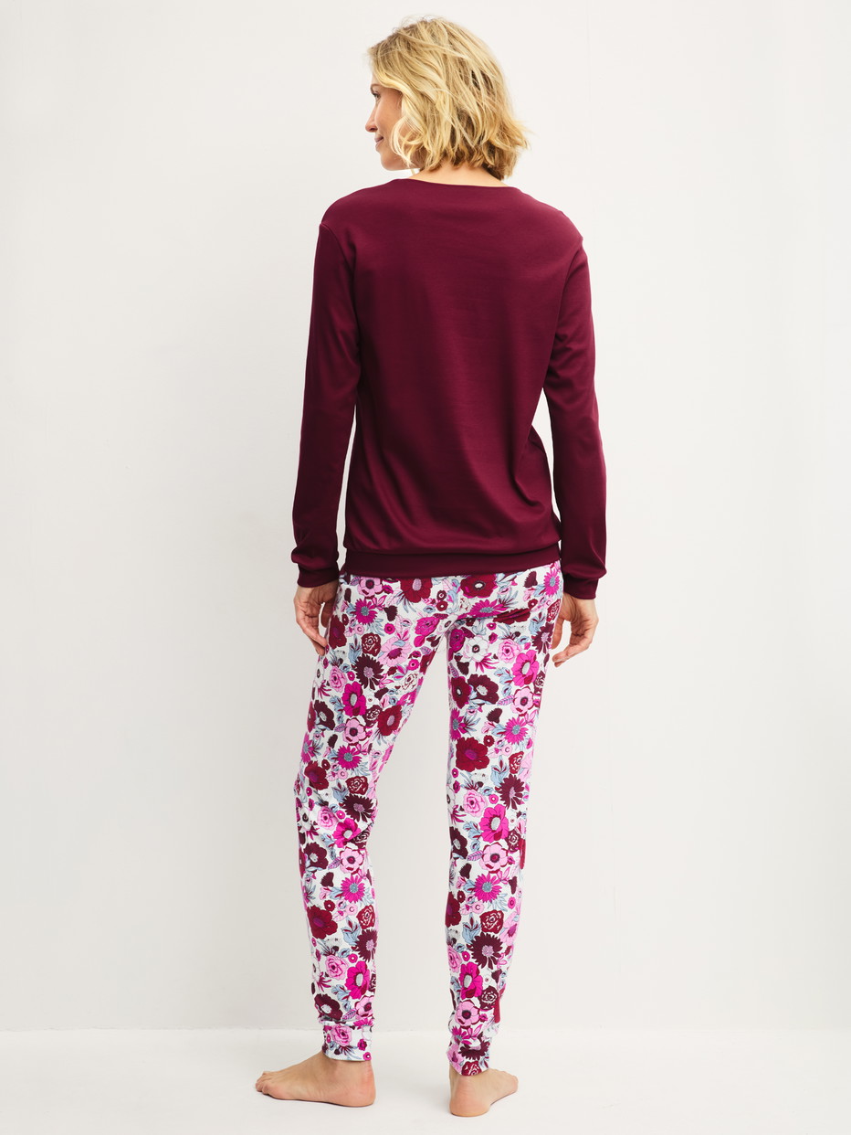 La modella / Il modello Donna indossa Pigiama con polsini in Swiss+Cotton di colore Rosso, Floreale, della serie Season Special di CALIDA, Vista posteriore