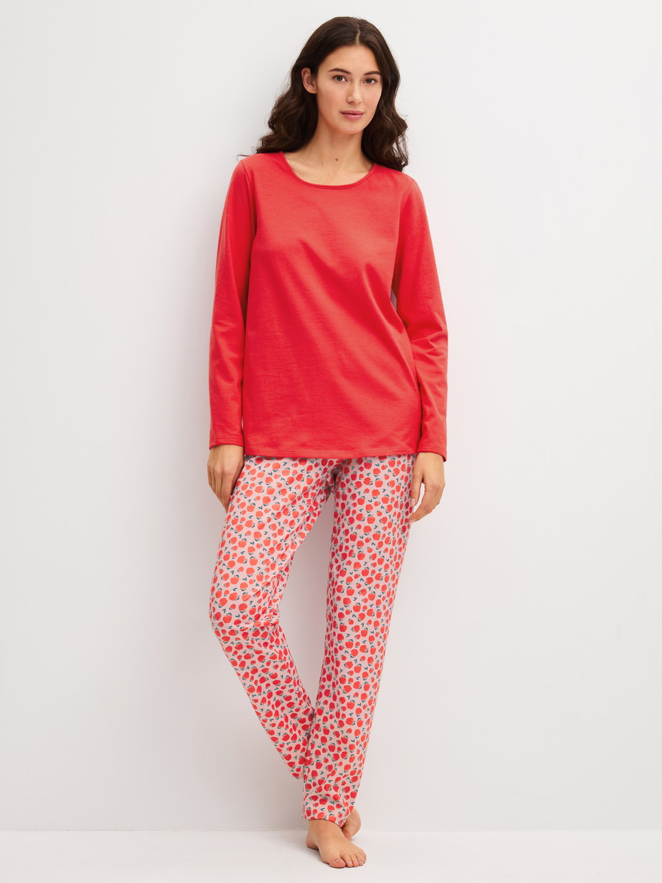 Le mannequin Femme porte le/la Pyjama, longue en 100% coton de couleur Rouge, À motifs, de la série Fruity Dreams de CALIDA, Vue de face