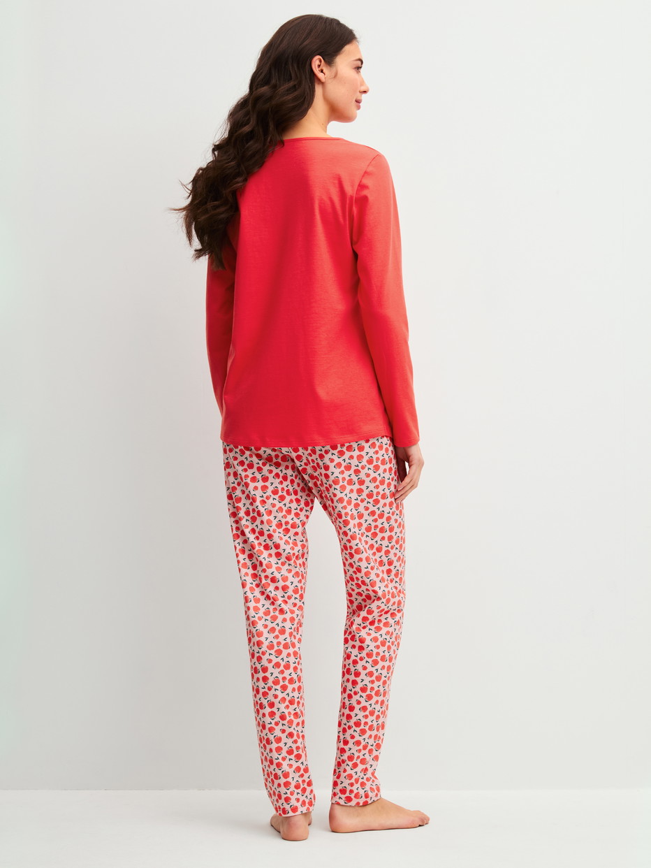 Le mannequin Femme porte le/la Pyjama, longue en 100% coton de couleur Rouge, À motifs, de la série Fruity Dreams de CALIDA, Vue arrière