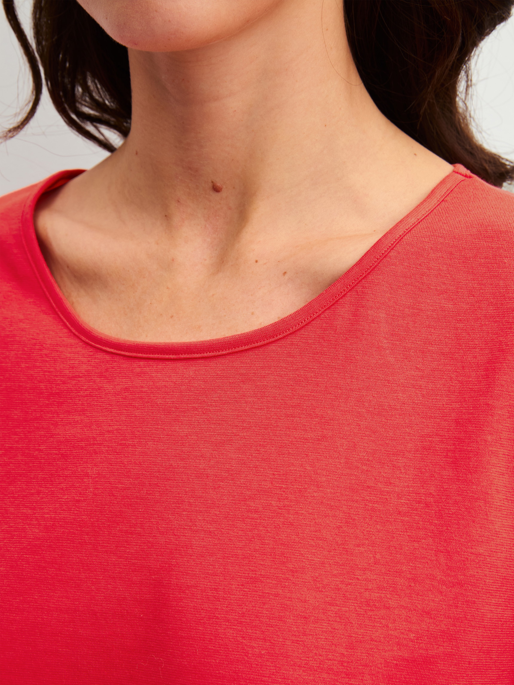 Le mannequin Femme porte le/la Pyjama, longue en 100% coton de couleur Rouge, À motifs, de la série Fruity Dreams de CALIDA, Détail