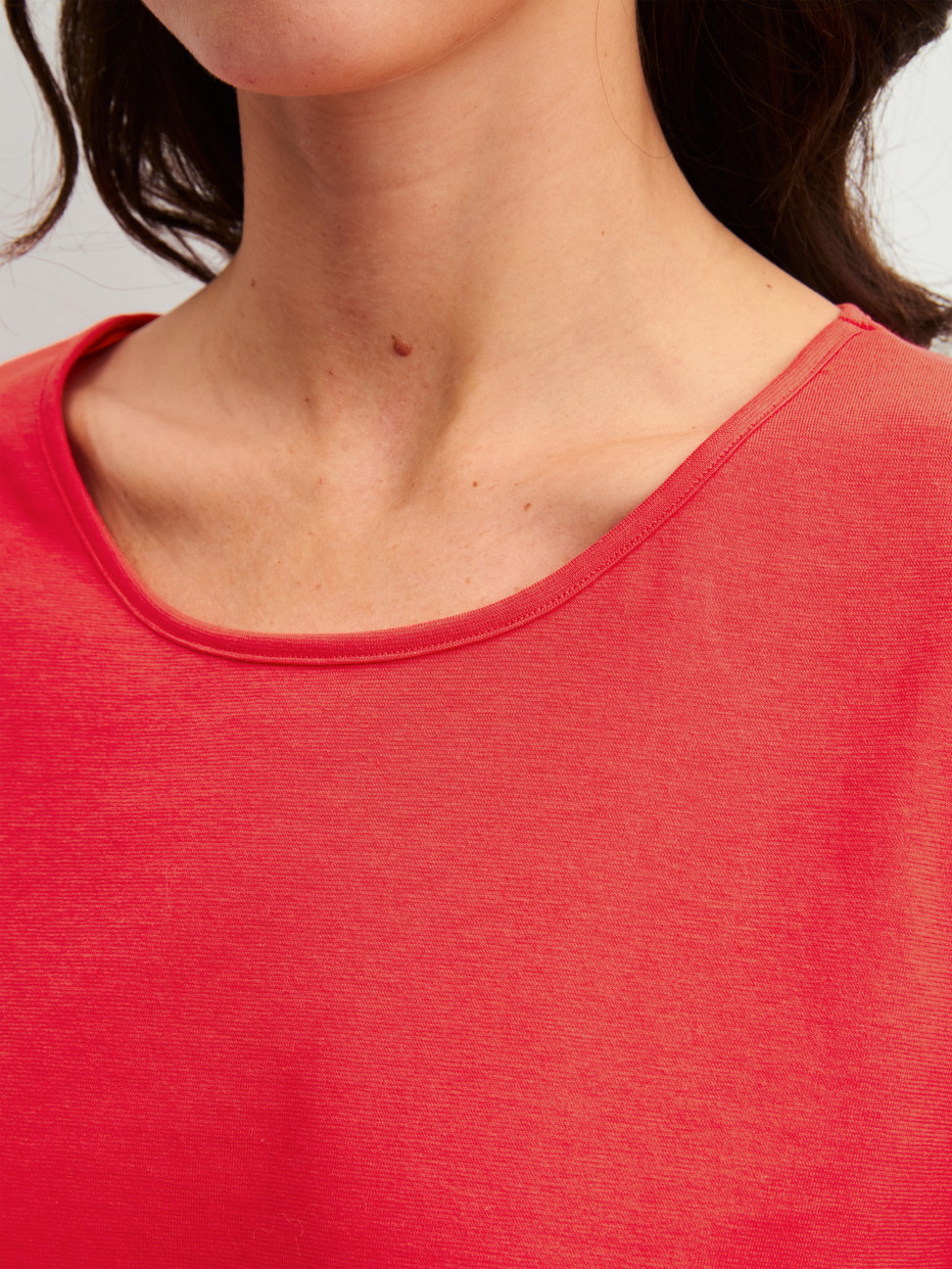 Le mannequin Femme porte le/la Pyjama, longue en 100% coton de couleur Rouge, À motifs, de la série Fruity Dreams de CALIDA, Détail