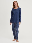 Le mannequin Femme porte le/la Pyjama, longue en 100% coton de couleur Bleu, À motifs, de la série Mystic Nights de CALIDA, Vue de face
