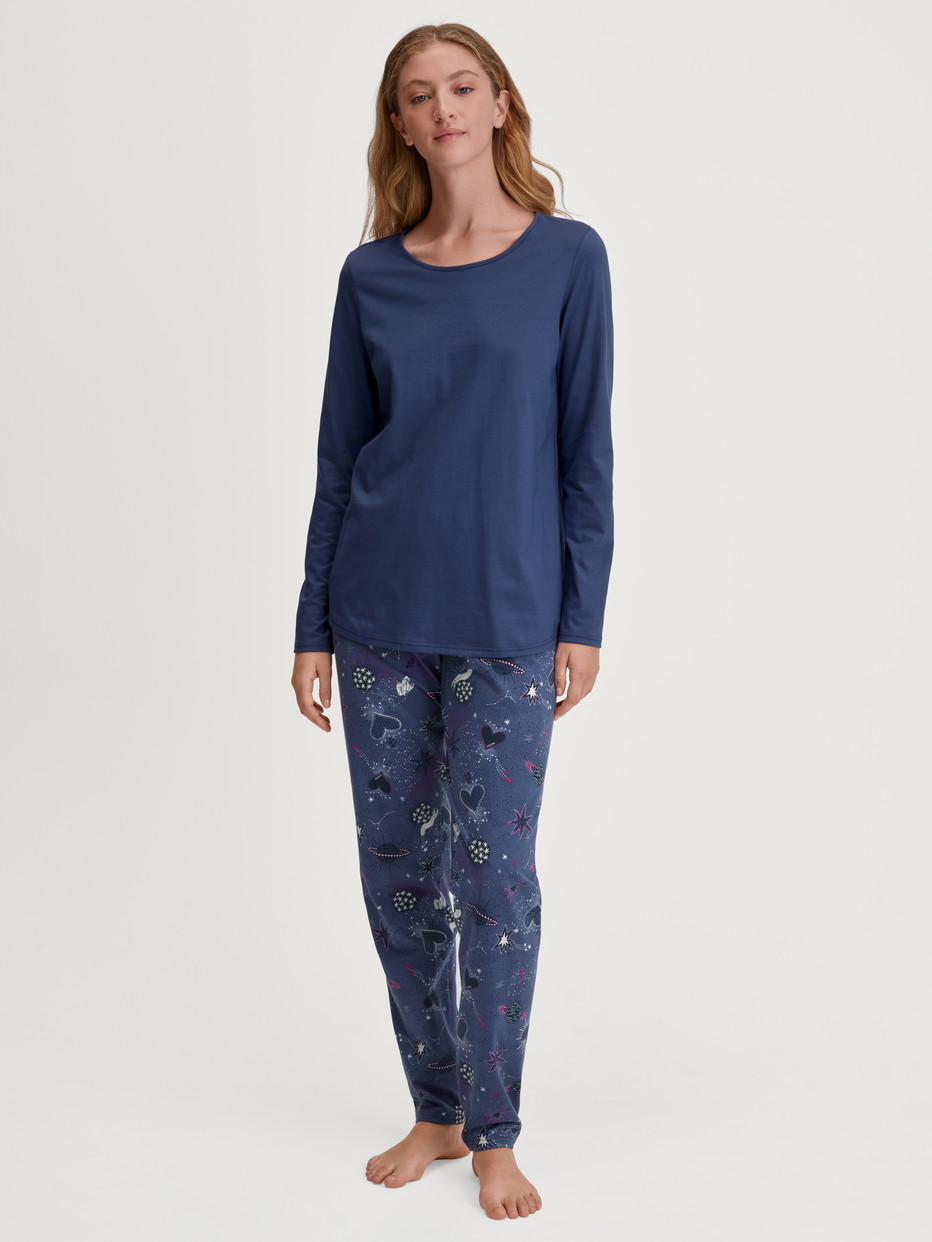 La modella / Il modello Donna indossa Pigiami, lunghi in 100% cotone di colore Blu, Modello, della serie Mystic Nights di CALIDA, Vista frontale