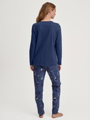 Le mannequin Femme porte le/la Pyjama, longue en 100% coton de couleur Bleu, À motifs, de la série Mystic Nights de CALIDA, Vue arrière
