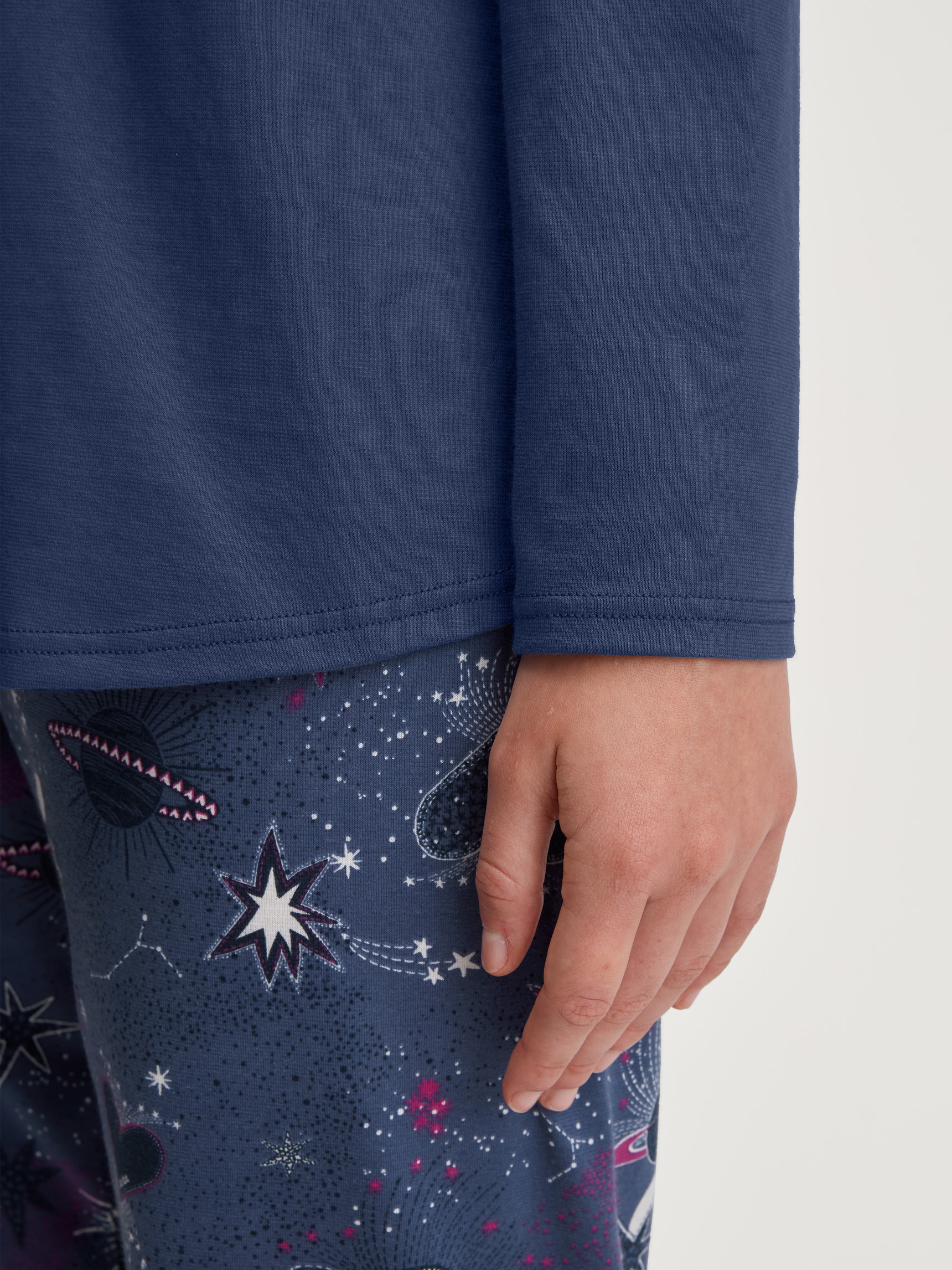 Le mannequin Femme porte le/la Pyjama, longue en 100% coton de couleur Bleu, À motifs, de la série Mystic Nights de CALIDA, Détail