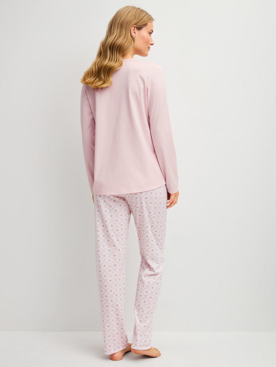 Damen-Model trägt Pyjama, lang aus 100% Baumwolle in Rosa, Floral aus Serie Cotton Special von CALIDA, Rückansicht