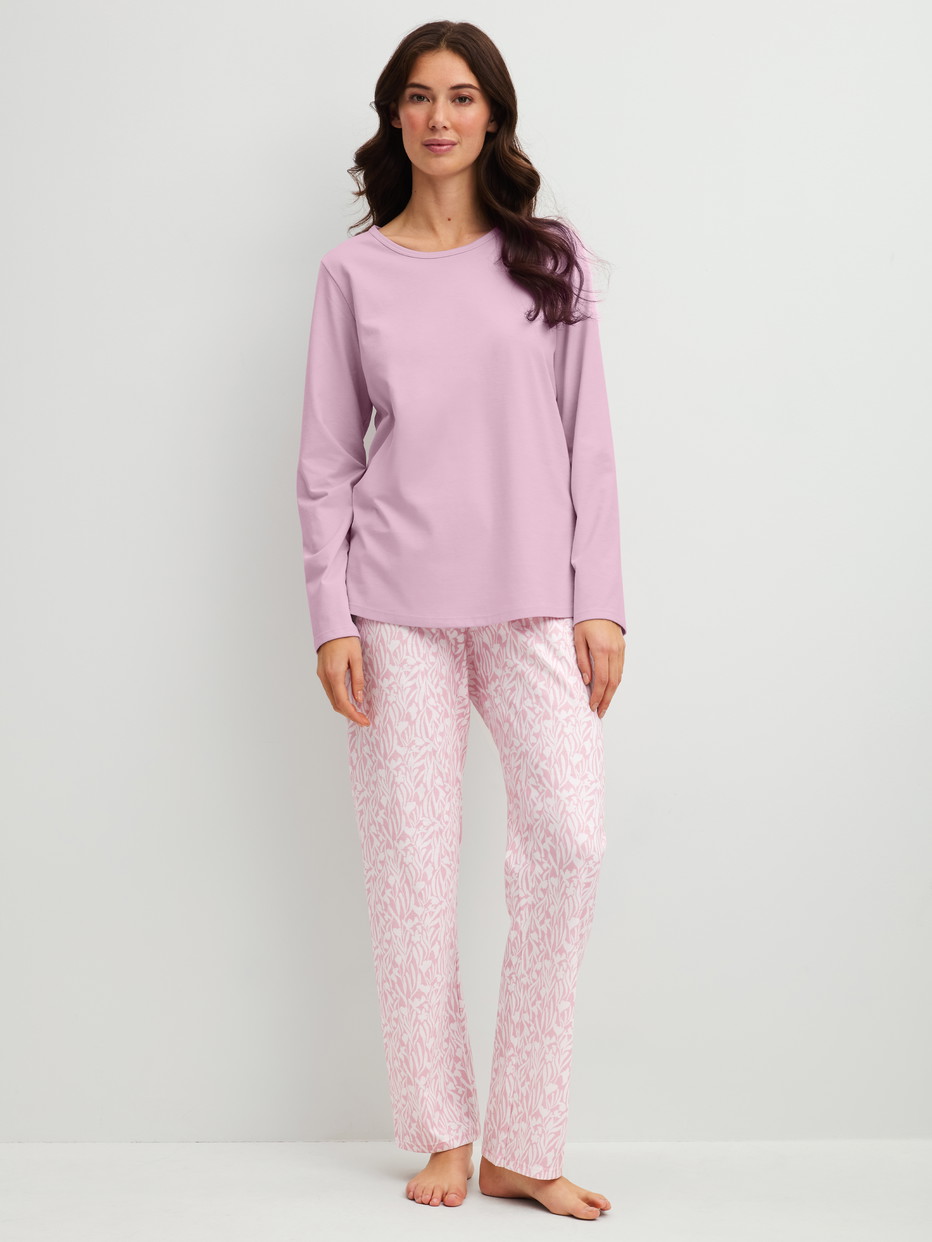 Le mannequin Femme porte le/la Pyjama, longue en 100% coton de couleur Violet, À motifs, de la série Blooming Nights de CALIDA, Vue de face