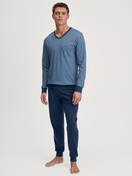 Le mannequin Homme porte le/la Pyjama avec bords élastiques en 100% coton de couleur Bleu, À carreaux, de la série Relax Streamline 2 de CALIDA, Vue de face