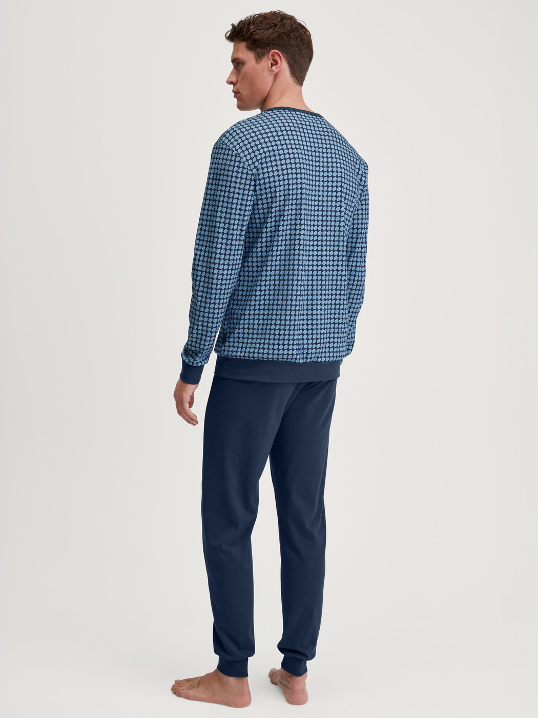 Le mannequin Homme porte le/la Pyjama avec bords élastiques en 100% coton de couleur Bleu, À carreaux, de la série Relax Streamline 2 de CALIDA, Vue arrière