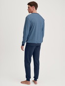 Le mannequin Homme porte le/la Pyjama avec bords élastiques en 100% coton de couleur Bleu, À carreaux, de la série Relax Streamline 2 de CALIDA, Vue arrière