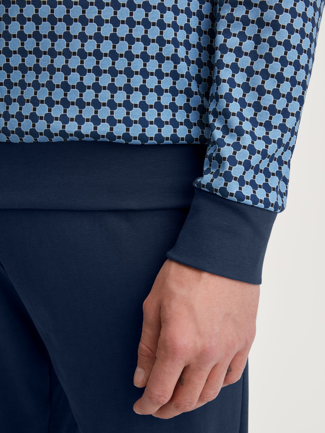 Le mannequin Homme porte le/la Pyjama avec bords élastiques en 100% coton de couleur Bleu, À carreaux, de la série Relax Streamline 2 de CALIDA, Détail