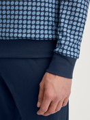 Le mannequin Homme porte le/la Pyjama avec bords élastiques en 100% coton de couleur Bleu, À carreaux, de la série Relax Streamline 2 de CALIDA, Détail