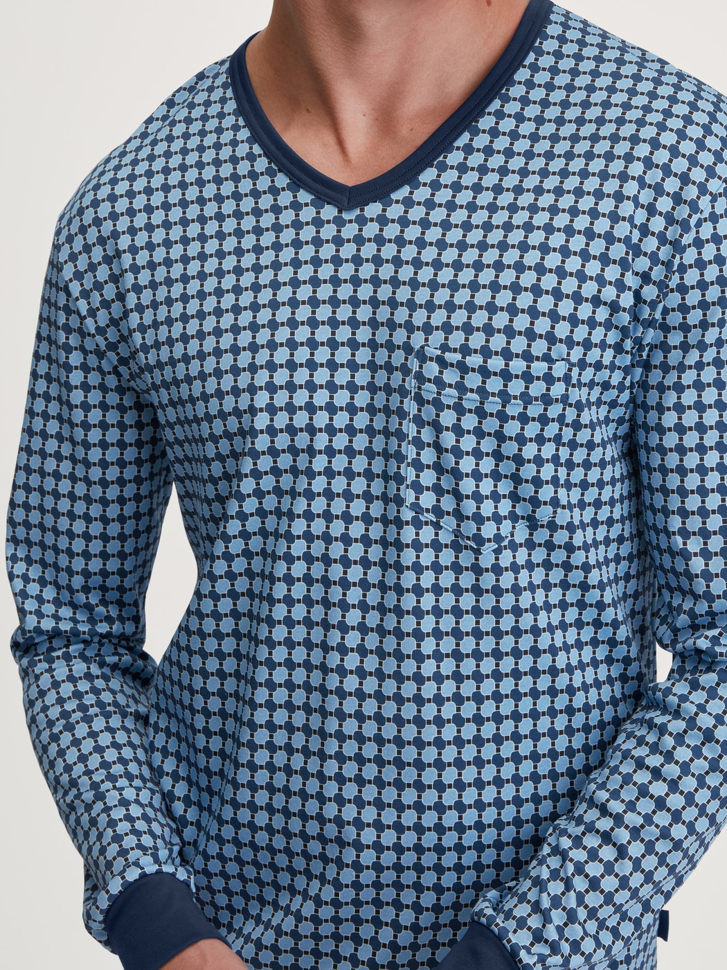 Le mannequin Homme porte le/la Pyjama avec bords élastiques en 100% coton de couleur Bleu, À carreaux, de la série Relax Streamline 2 de CALIDA, Détail