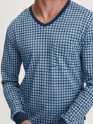 Le mannequin Homme porte le/la Pyjama avec bords élastiques en 100% coton de couleur Bleu, À carreaux, de la série Relax Streamline 2 de CALIDA, Détail