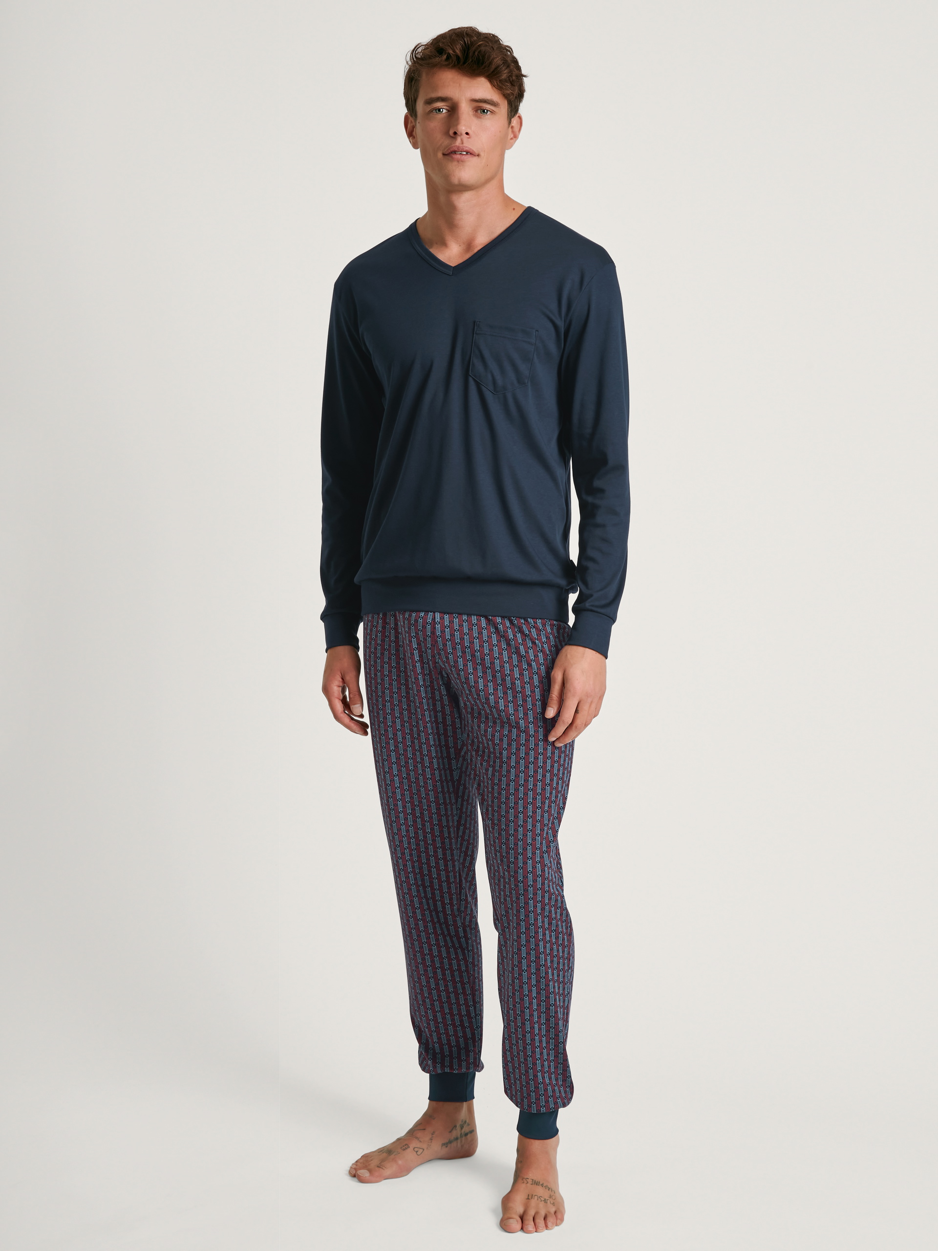 Herren-Model trägt Bündchen-Pyjama aus 100% Baumwolle in Blau, Gestreift aus Serie Relax Streamline 5 von CALIDA, Vorderansicht