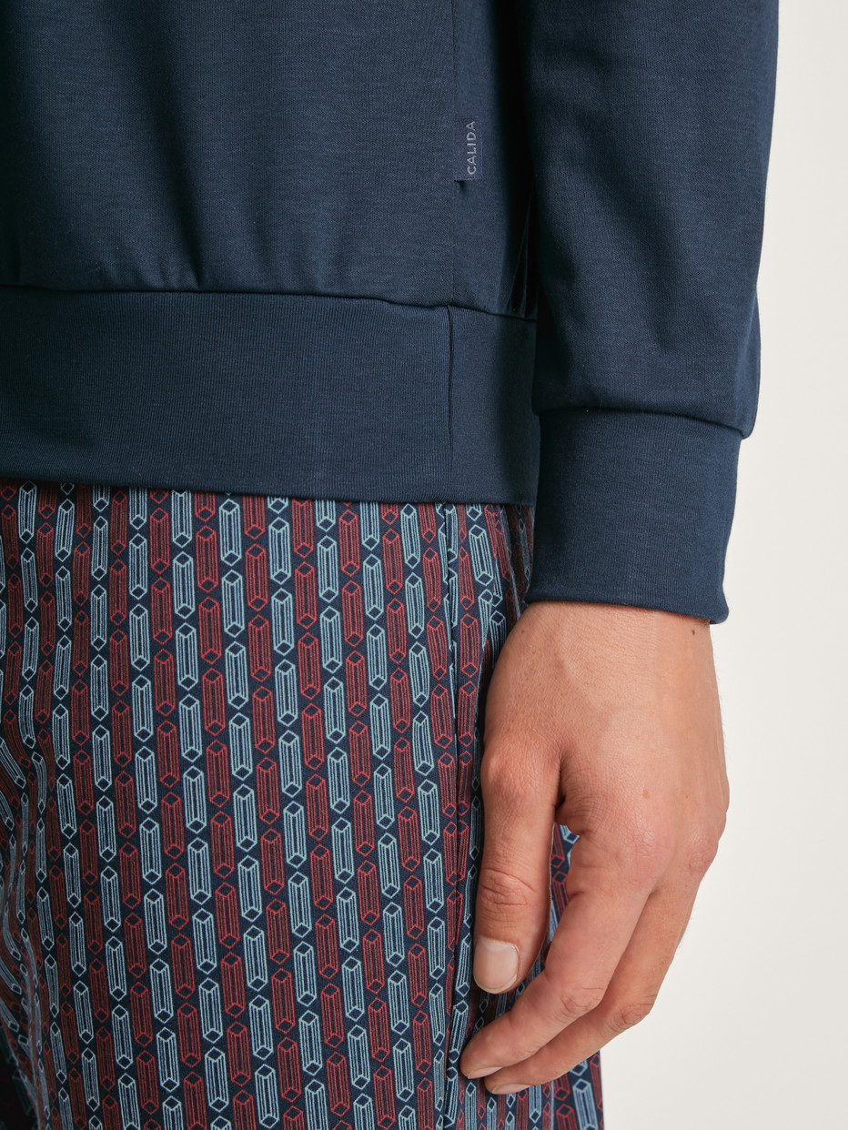 Herren-Model trägt Bündchen-Pyjama aus 100% Baumwolle in Blau, Gestreift aus Serie Relax Streamline 5 von CALIDA