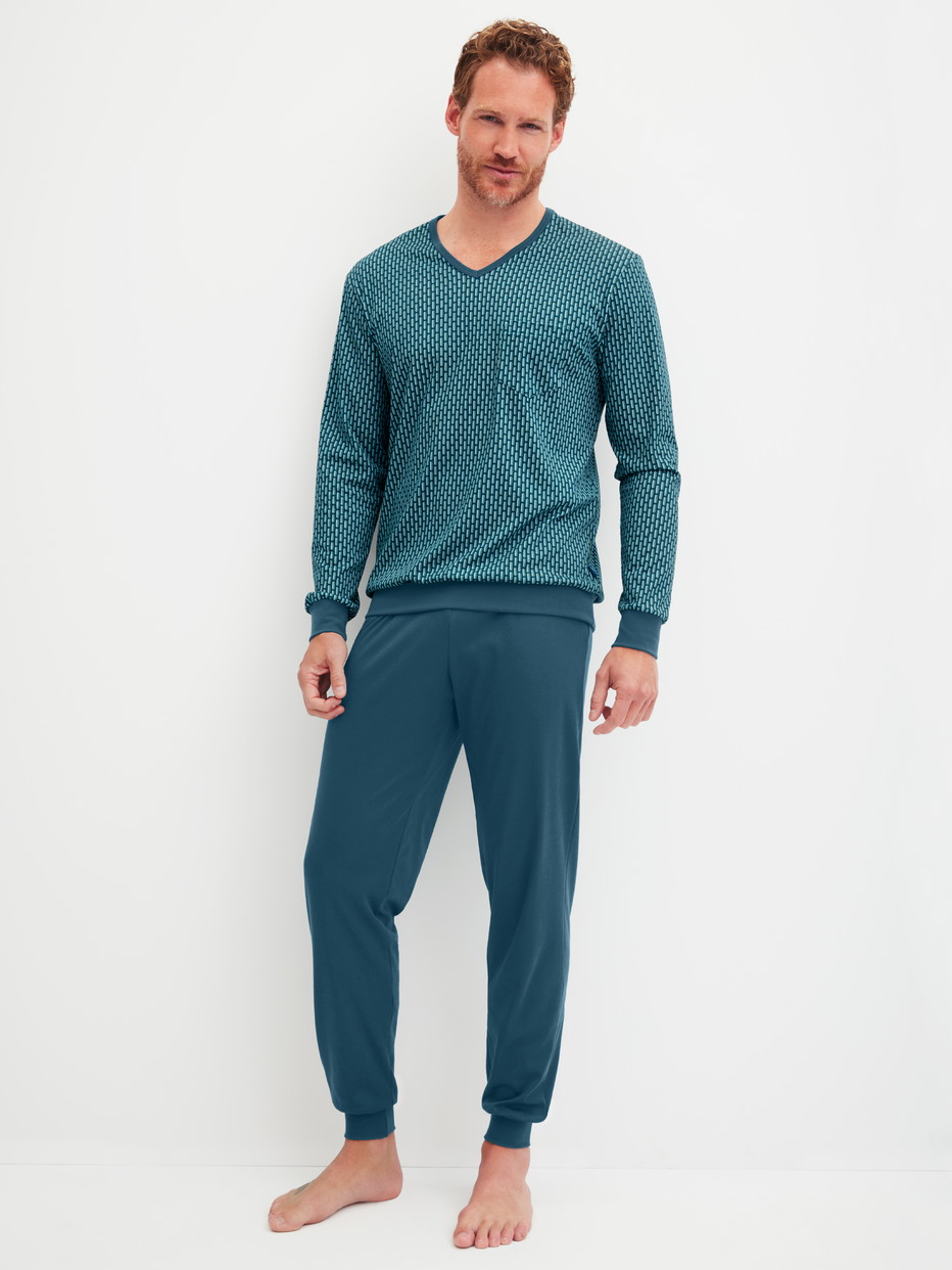 Herren-Model trägt Bündchen-Pyjama aus 100% Baumwolle in Türkis, Gemustert aus Serie Relax Streamline 1 von CALIDA, Vorderansicht