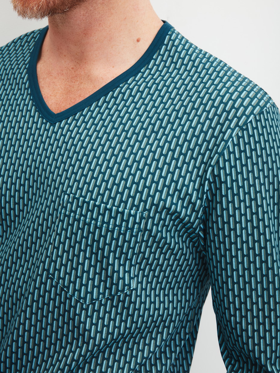 Herren-Model trägt Bündchen-Pyjama aus 100% Baumwolle in Türkis, Gemustert aus Serie Relax Streamline 1 von CALIDA, Detail