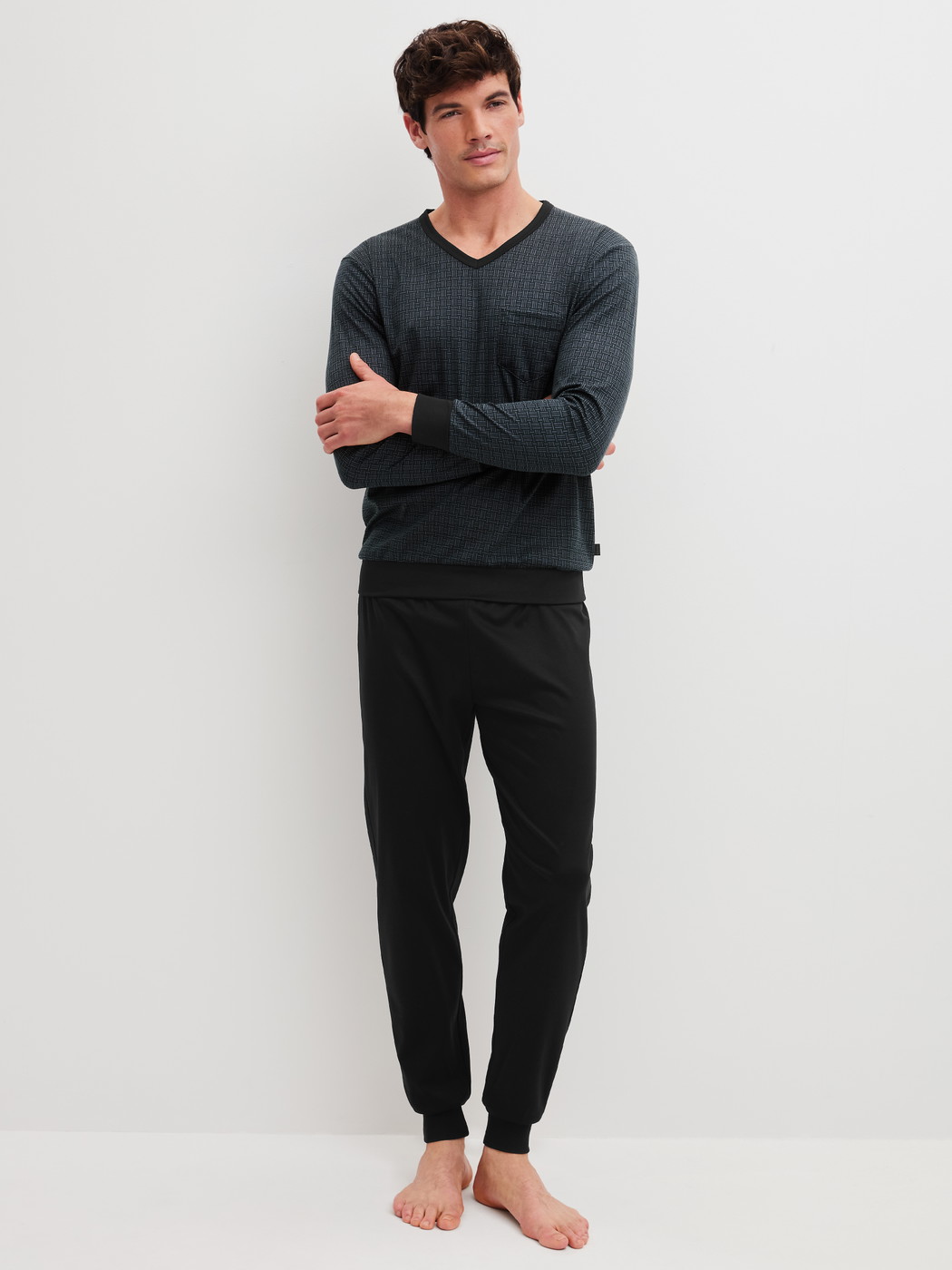 Le mannequin Homme porte le/la Pyjama avec bords élastiques en 100% coton de couleur Noir, À motifs, de la série Relax Streamline 2 de CALIDA, Vue de face