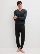 Le mannequin Homme porte le/la Pyjama avec bords élastiques en 100% coton de couleur Noir, À motifs, de la série Relax Streamline 2 de CALIDA, Vue de face