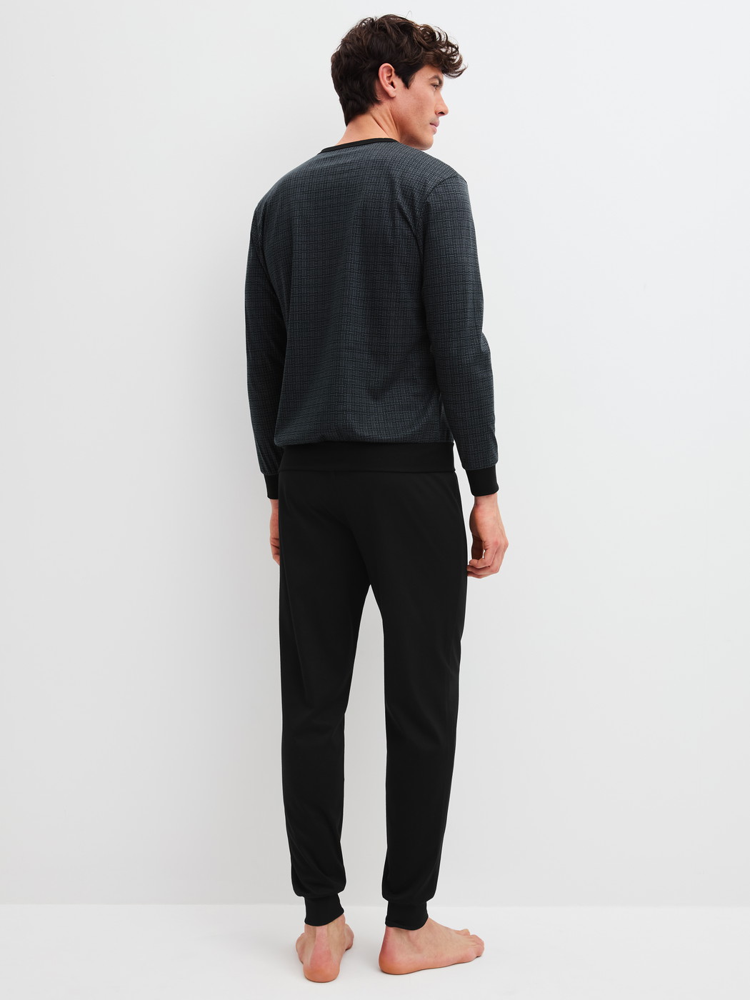 Le mannequin Homme porte le/la Pyjama avec bords élastiques en 100% coton de couleur Noir, À motifs, de la série Relax Streamline 2 de CALIDA, Vue arrière