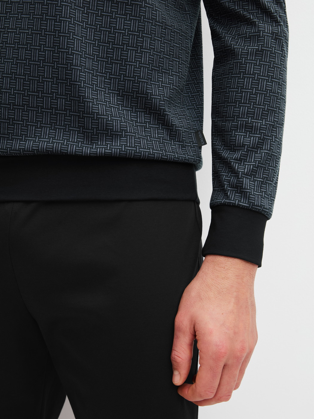 Le mannequin Homme porte le/la Pyjama avec bords élastiques en 100% coton de couleur Noir, À motifs, de la série Relax Streamline 2 de CALIDA, Détail
