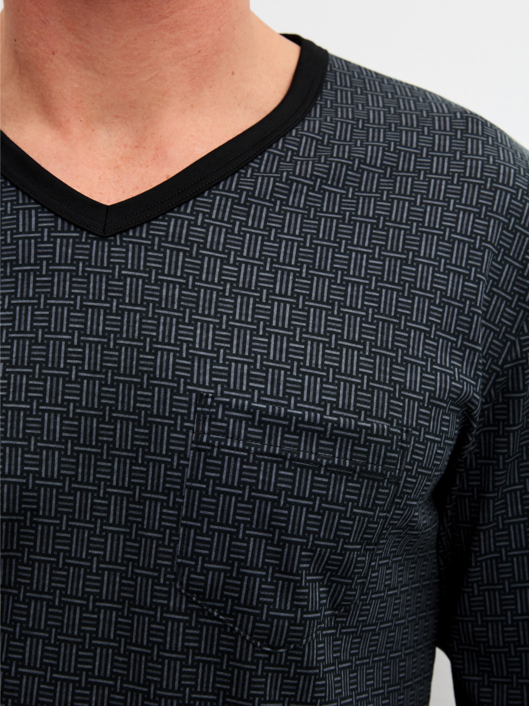 Le mannequin Homme porte le/la Pyjama avec bords élastiques en 100% coton de couleur Noir, À motifs, de la série Relax Streamline 2 de CALIDA, Détail