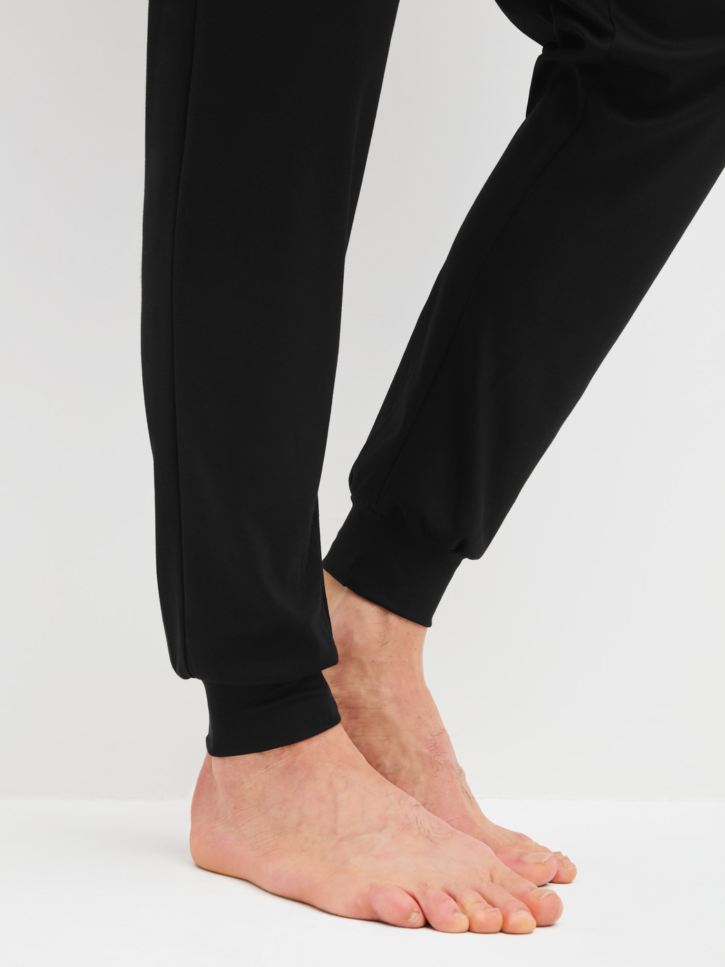 Le mannequin Homme porte le/la Pyjama avec bords élastiques en 100% coton de couleur Noir, À motifs, de la série Relax Streamline 2 de CALIDA, Détail