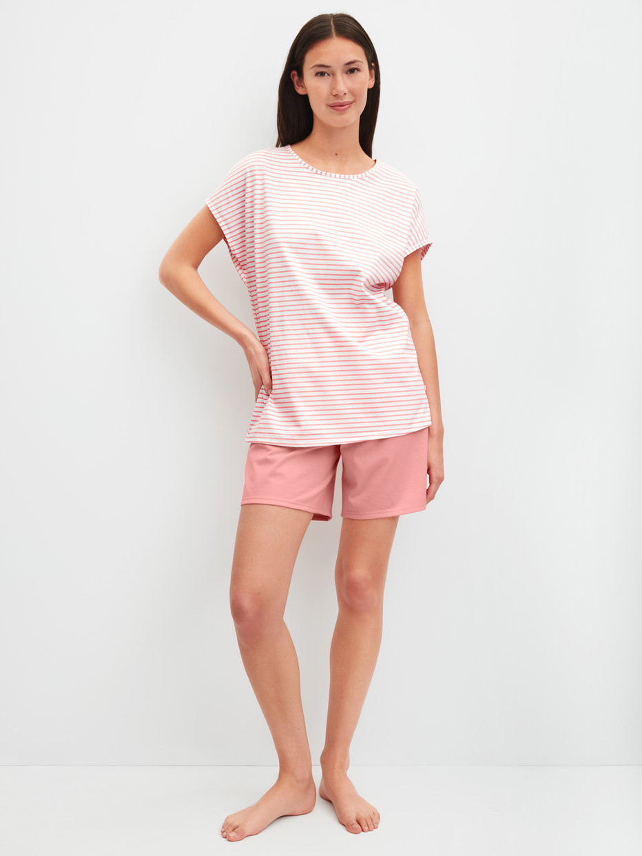 Damen-Model trägt Kurz-Pyjama aus 100% Baumwolle in Orange, Gemustert aus Serie Lovely Nights von CALIDA, Vorderansicht