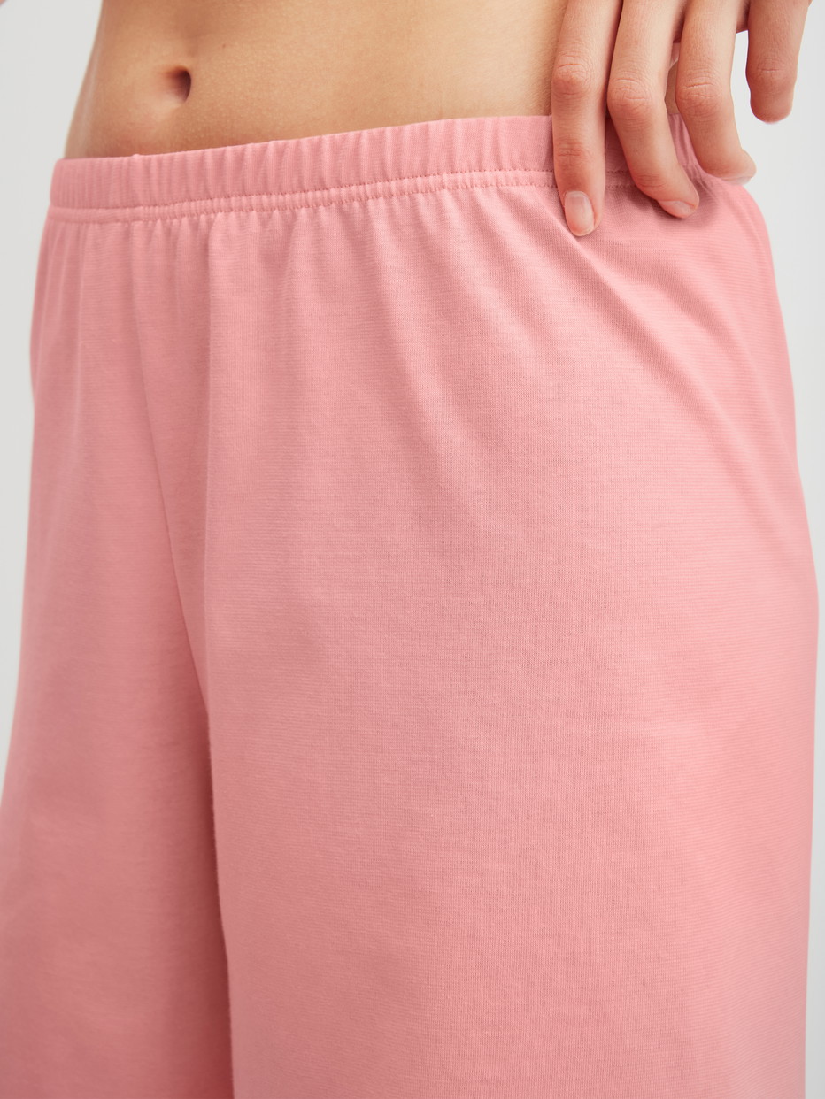 Damen-Model trägt Kurz-Pyjama aus 100% Baumwolle in Orange, Gemustert aus Serie Lovely Nights von CALIDA, Detail