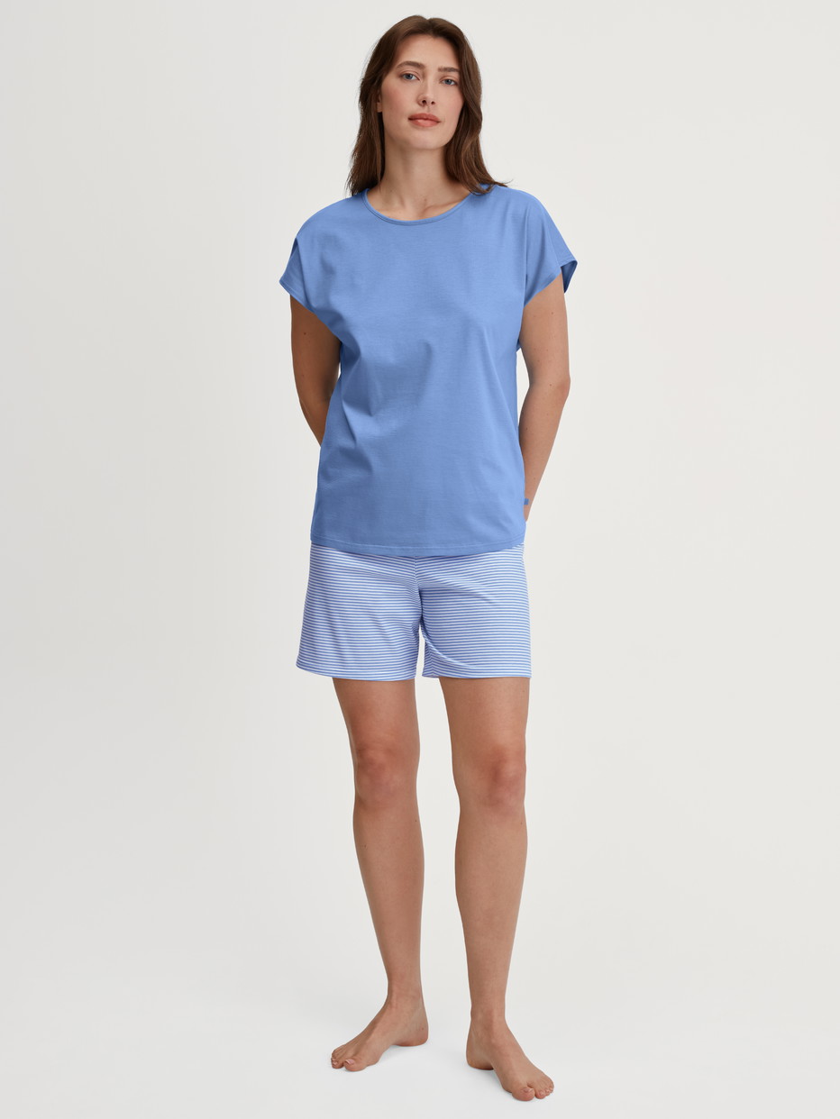 Le mannequin Femme porte le/la Pyjama court en 100% coton de couleur Bleu, À motifs, de la série Lovely Nights de CALIDA, Vue de face