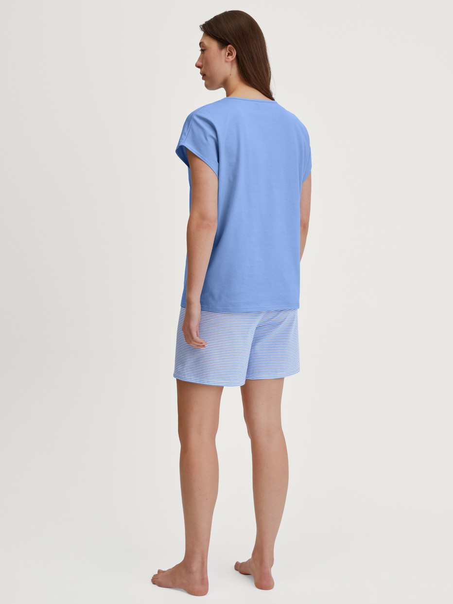 Le mannequin Femme porte le/la Pyjama court en 100% coton de couleur Bleu, À motifs, de la série Lovely Nights de CALIDA, Vue arrière