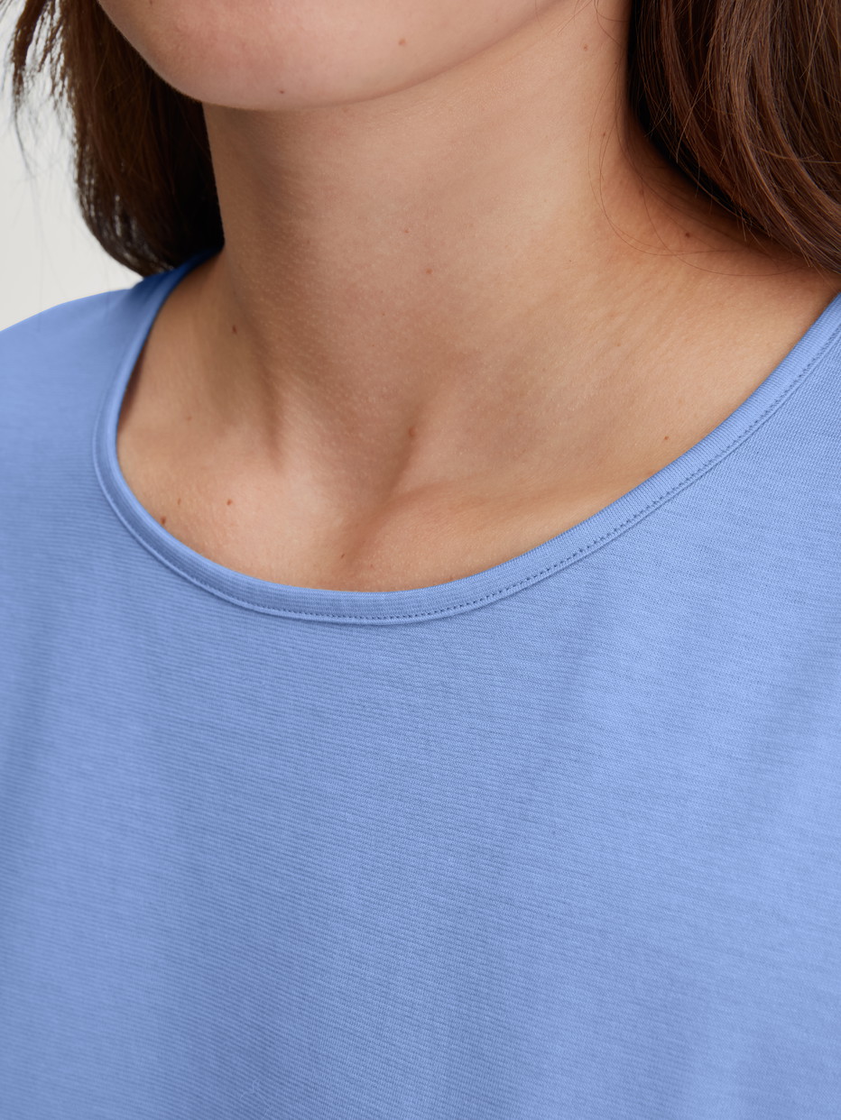 Le mannequin Femme porte le/la Pyjama court en 100% coton de couleur Bleu, À motifs, de la série Lovely Nights de CALIDA, Détail
